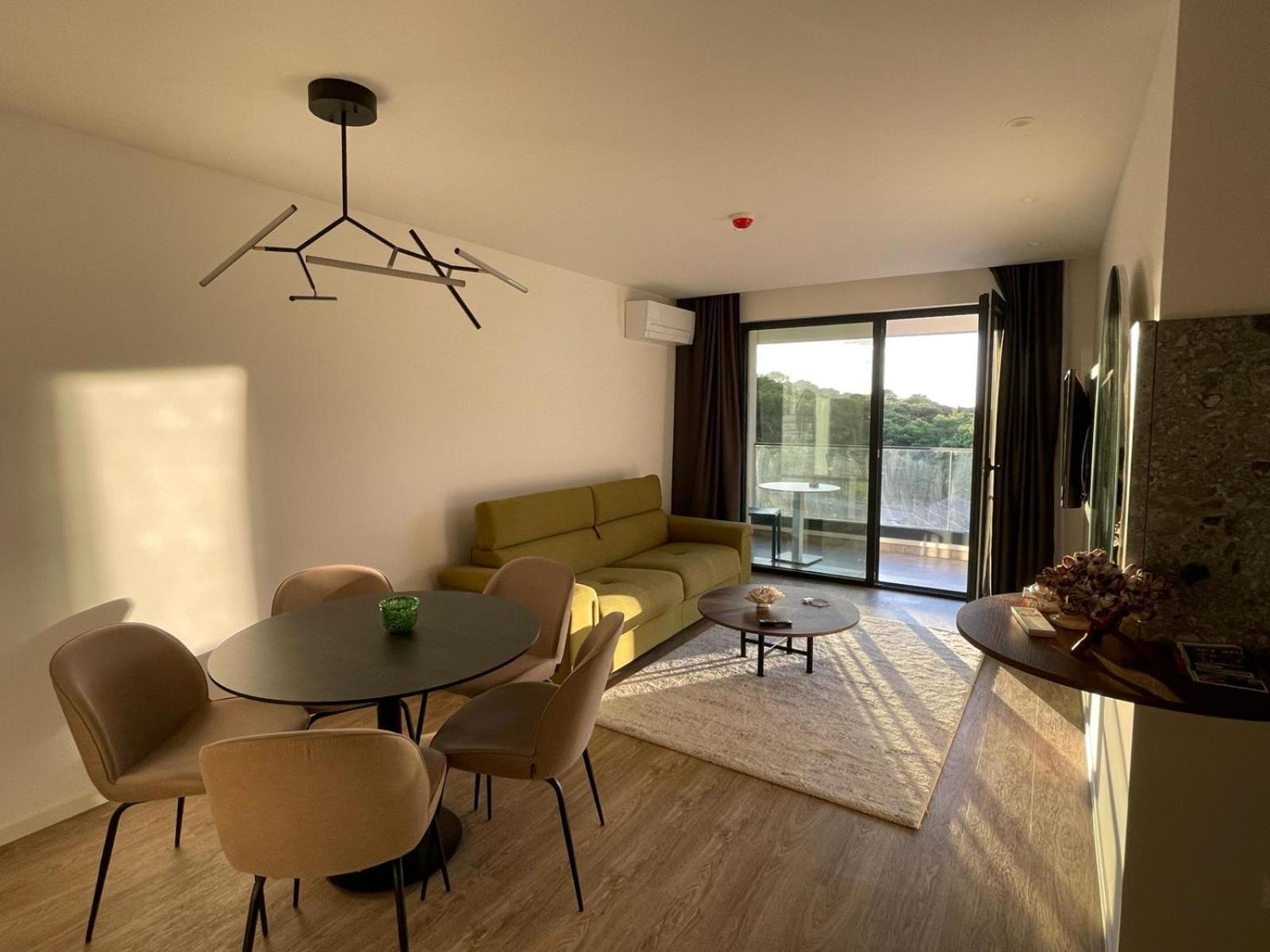 Uzelac With Pool Aparthotel Makarska